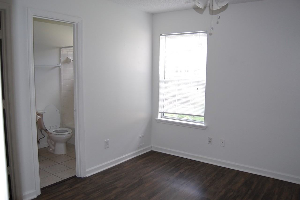 2400B Barcelona Ct #B - Photo 7 of 11