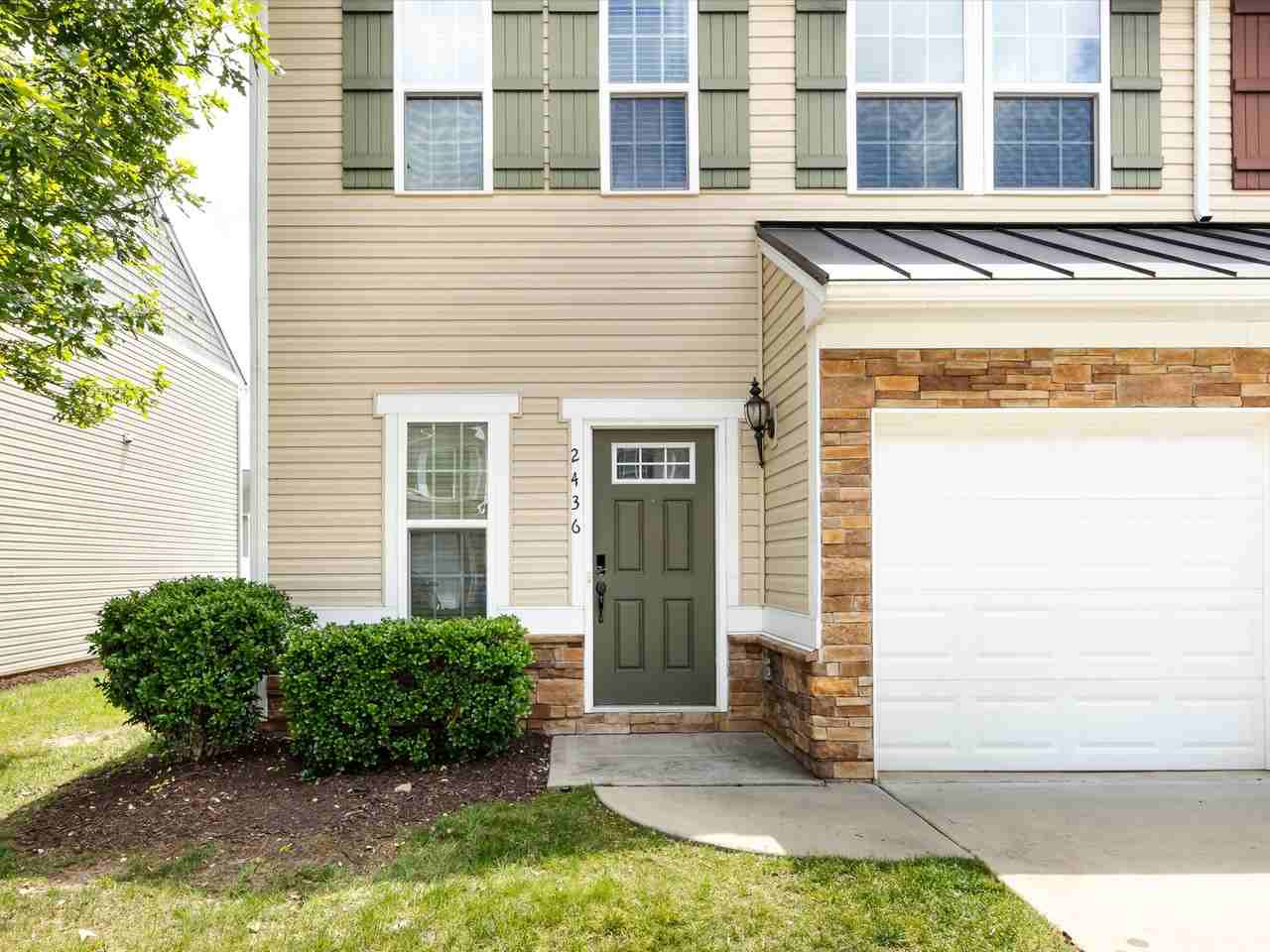 2436 Silverthorn Dr - Photo 3 of 44