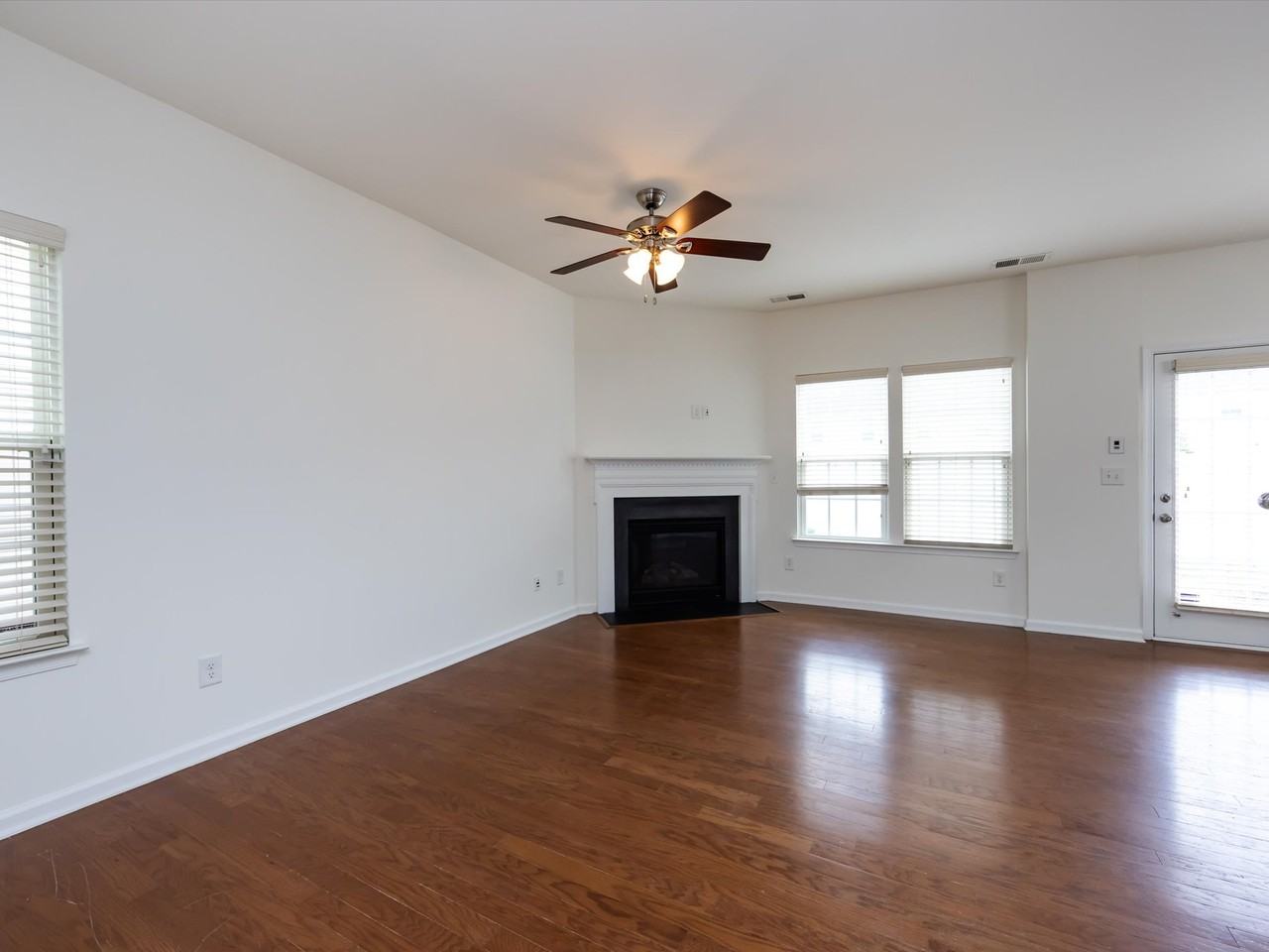 2436 Silverthorn Dr - Photo 4 of 44
