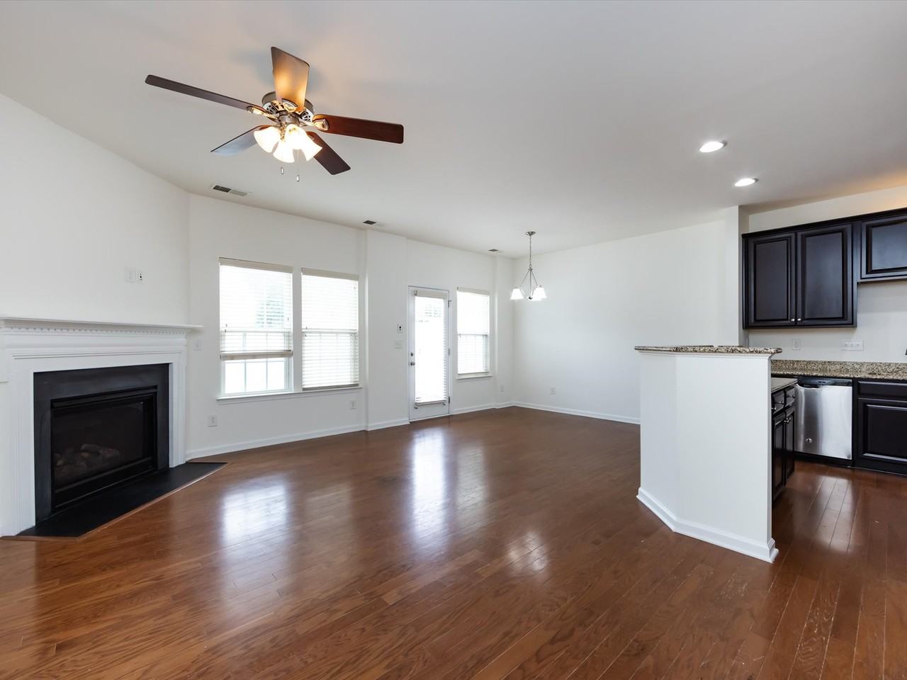 2436 Silverthorn Dr - Photo 5 of 44