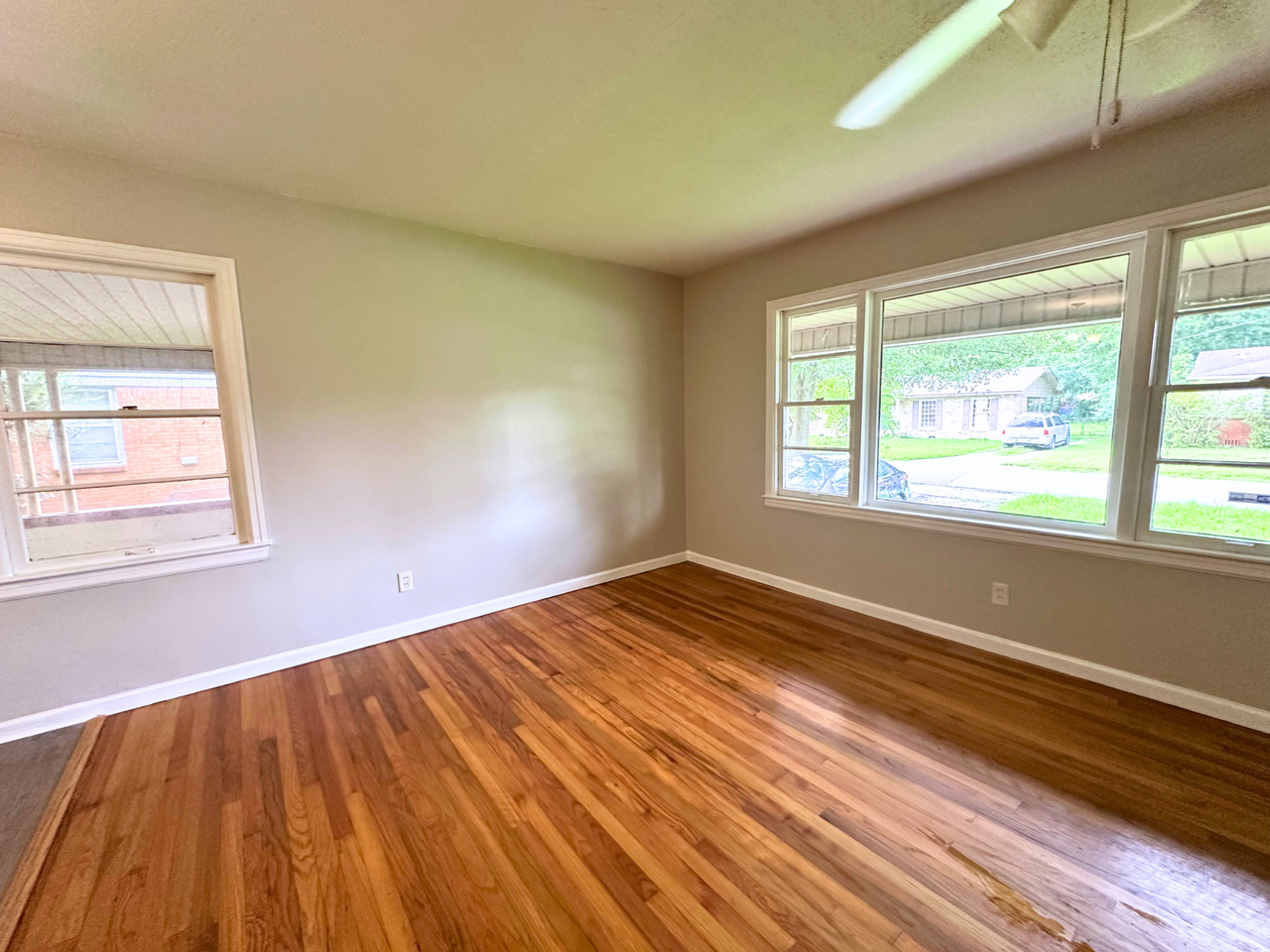 916 Delmar Dr - Photo 5 of 17