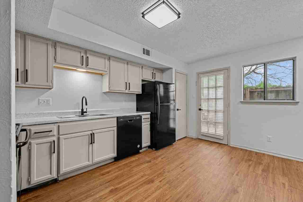 Little Creek Apartments – Your Ideal Home in Cedar Hill, TX! - Photo 4 of 26