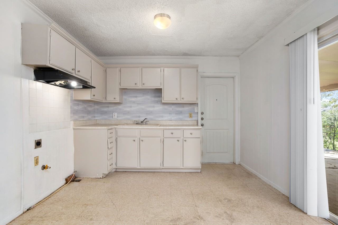 5231 Silvertip Dr - Photo 3 of 10
