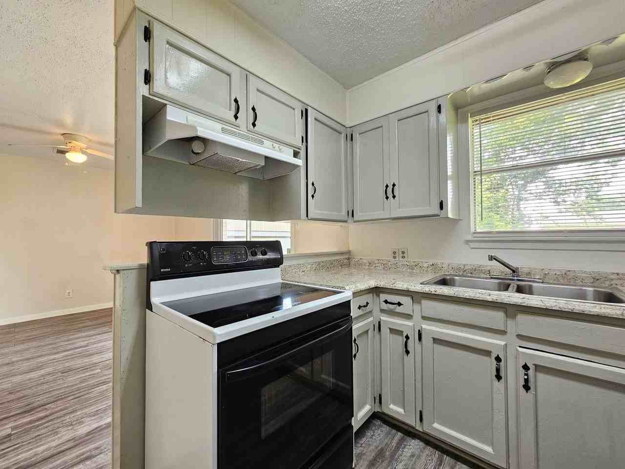 1504 S W S Young Dr - Photo 3 of 17