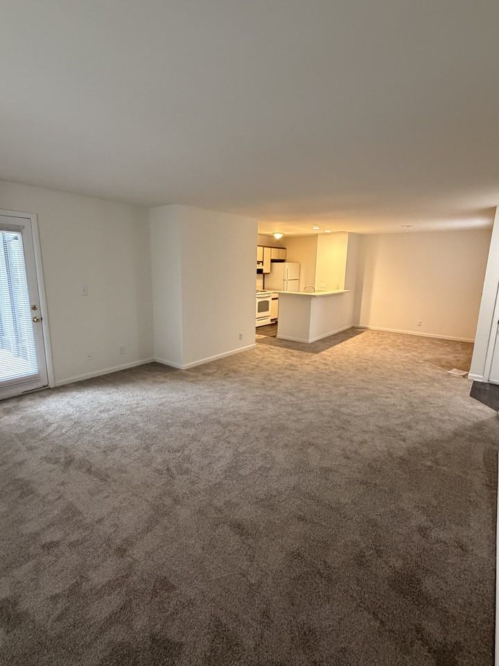 11 Hamiltons Bay Ct #11-821 - Photo 2 of 8