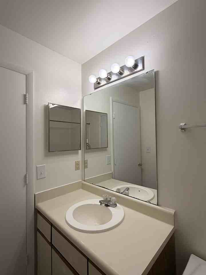 11 Hamiltons Bay Ct #11-821 - Photo 6 of 8