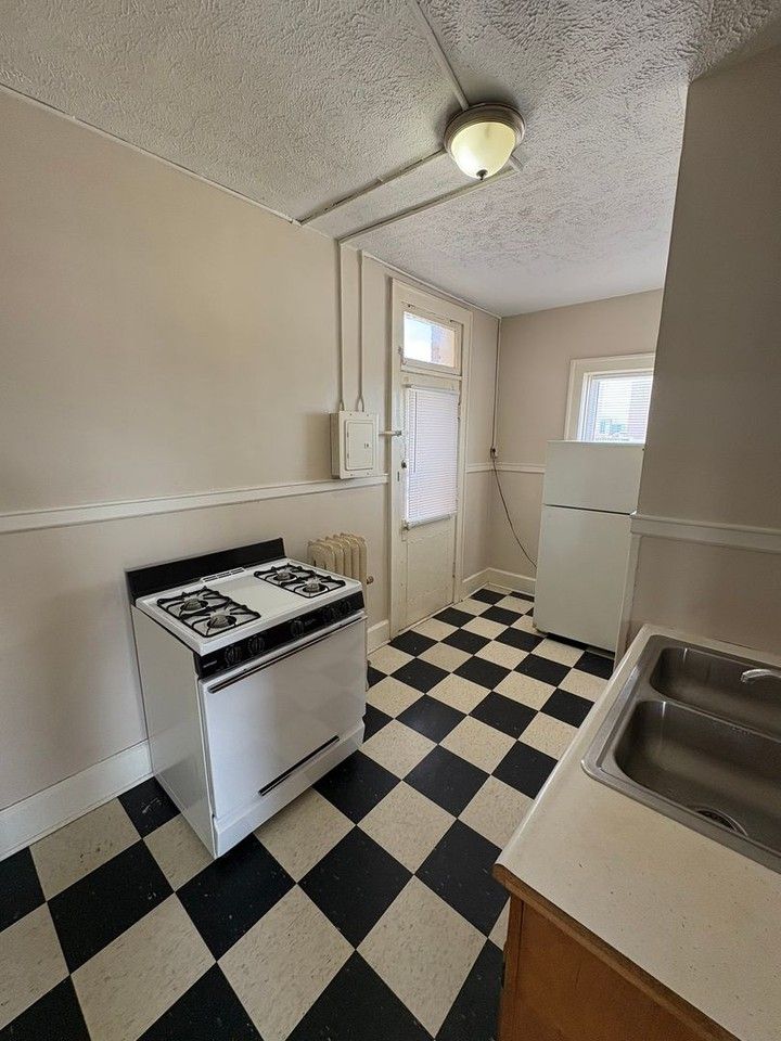 2464 Harney Street - Photo 6 of 16