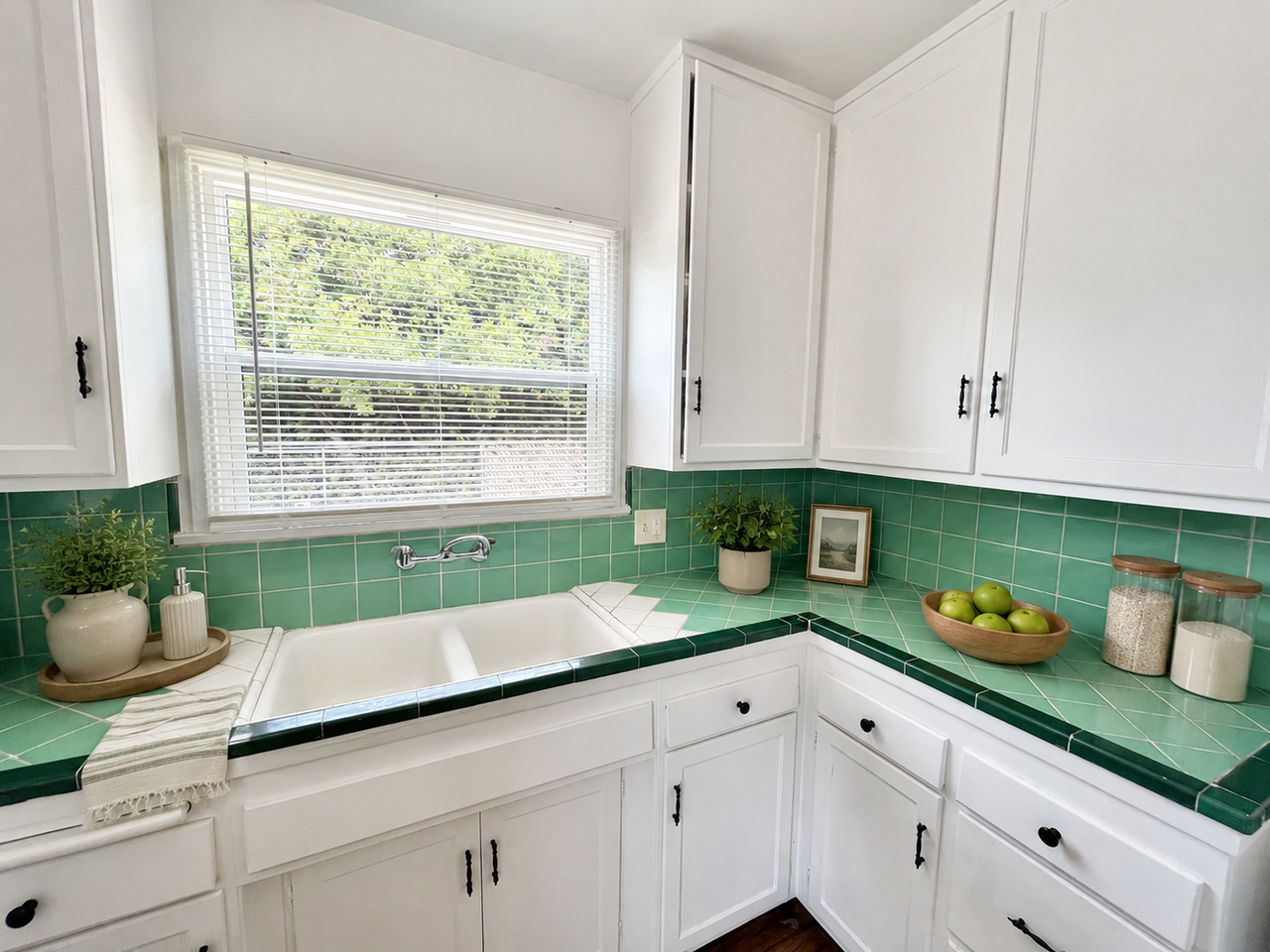 1828 Rowan St - Photo 2 of 18