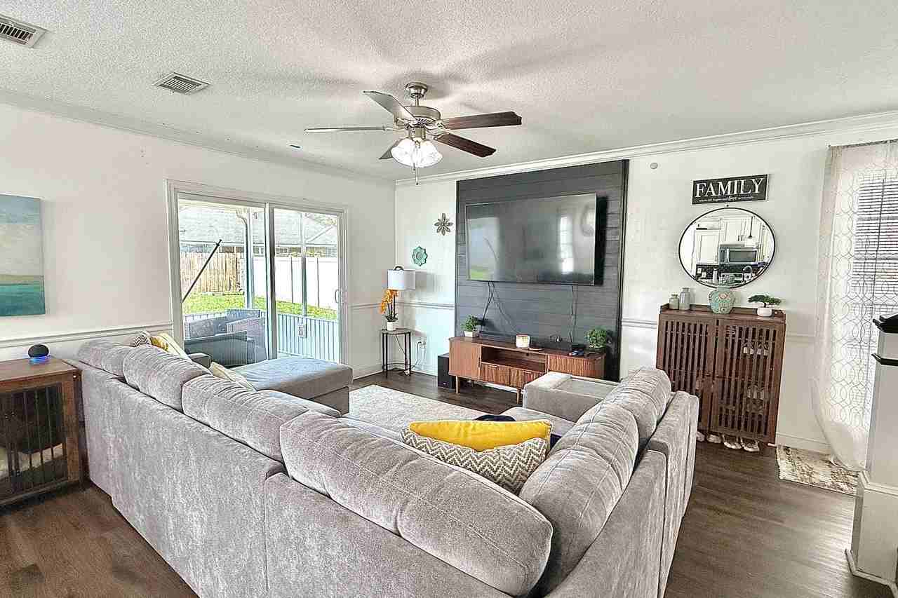 615 Amhearst Row - Photo 4 of 42