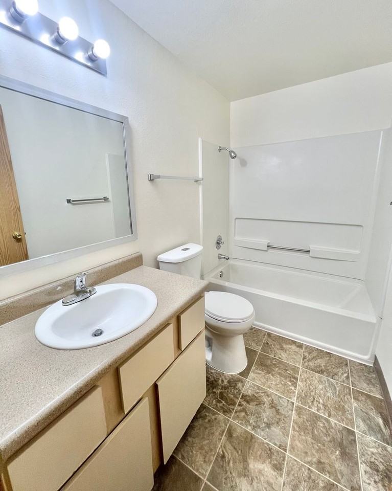 Willow Creek Apartments - Photo 5 of 23