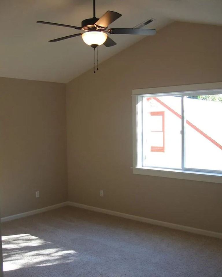 846 NE 3rd St - Photo 5 of 5