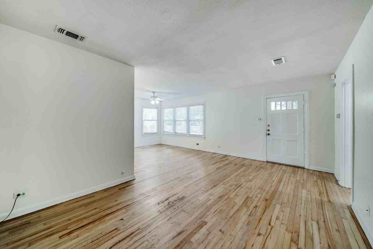136 Harmon Dr - Photo 4 of 25
