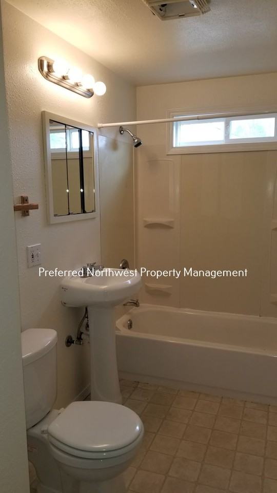 390 Stevens Ln - Photo 4 of 9