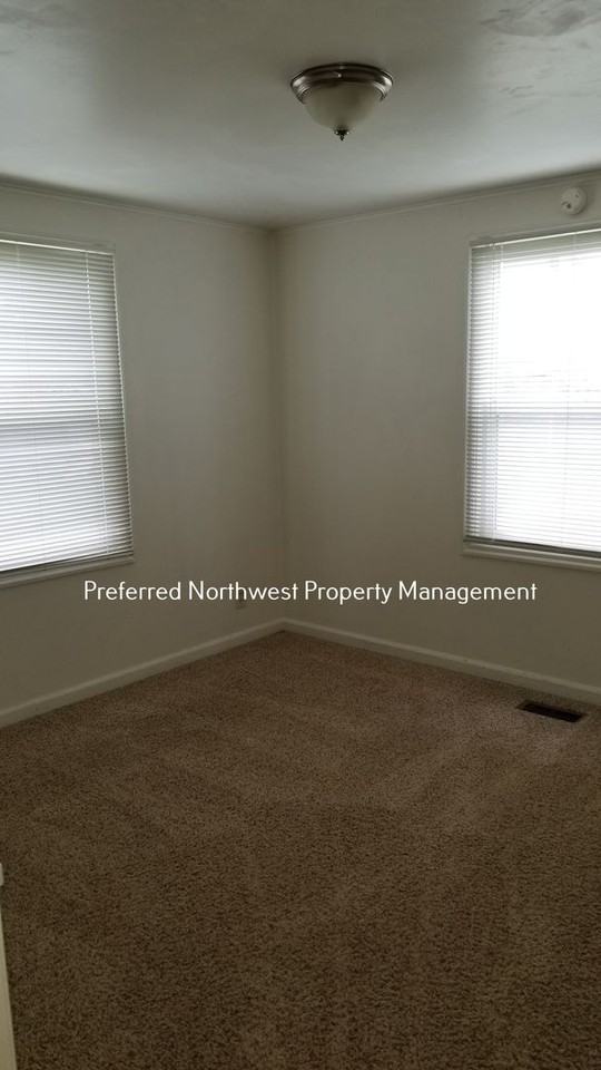 390 Stevens Ln - Photo 5 of 9