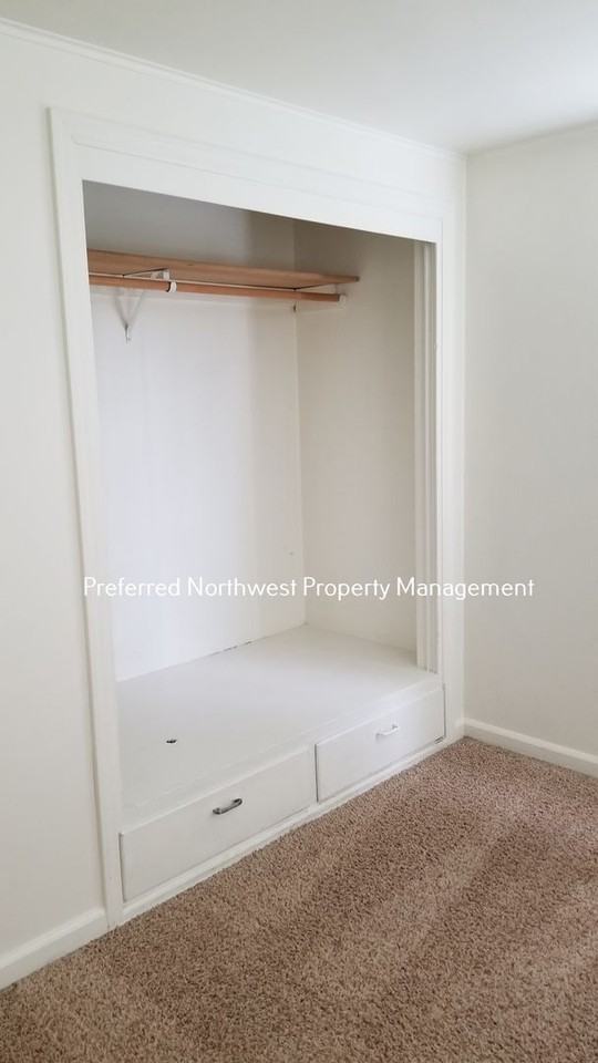 390 Stevens Ln - Photo 6 of 9