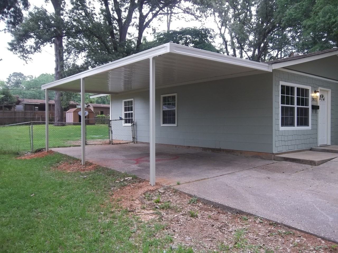 2832 Holiday Ln - Photo 3 of 18