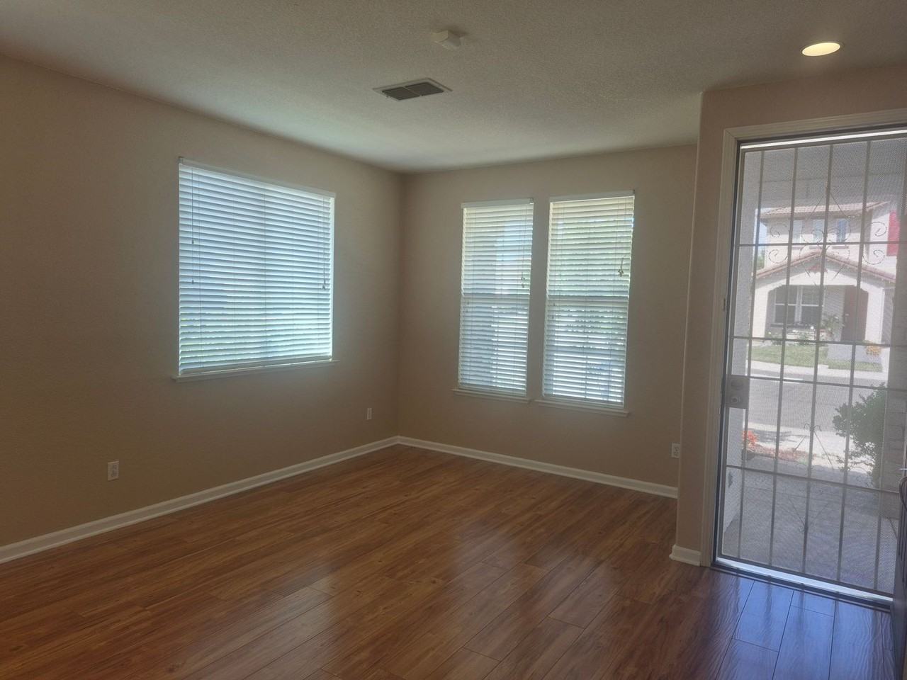 5040 Kankakee Dr - Photo 3 of 28