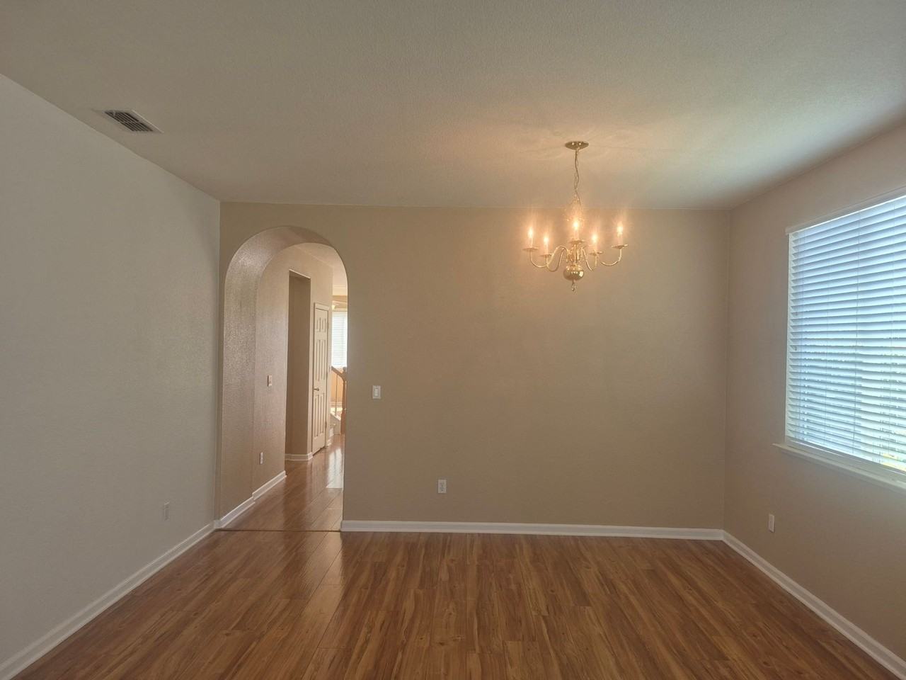 5040 Kankakee Dr - Photo 5 of 28