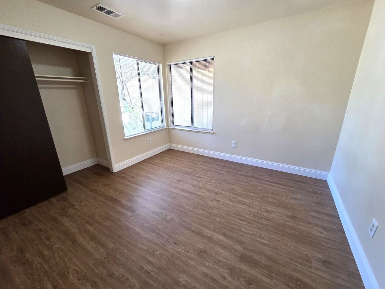 1139 W Glenn Ct - Photo 7 of 13