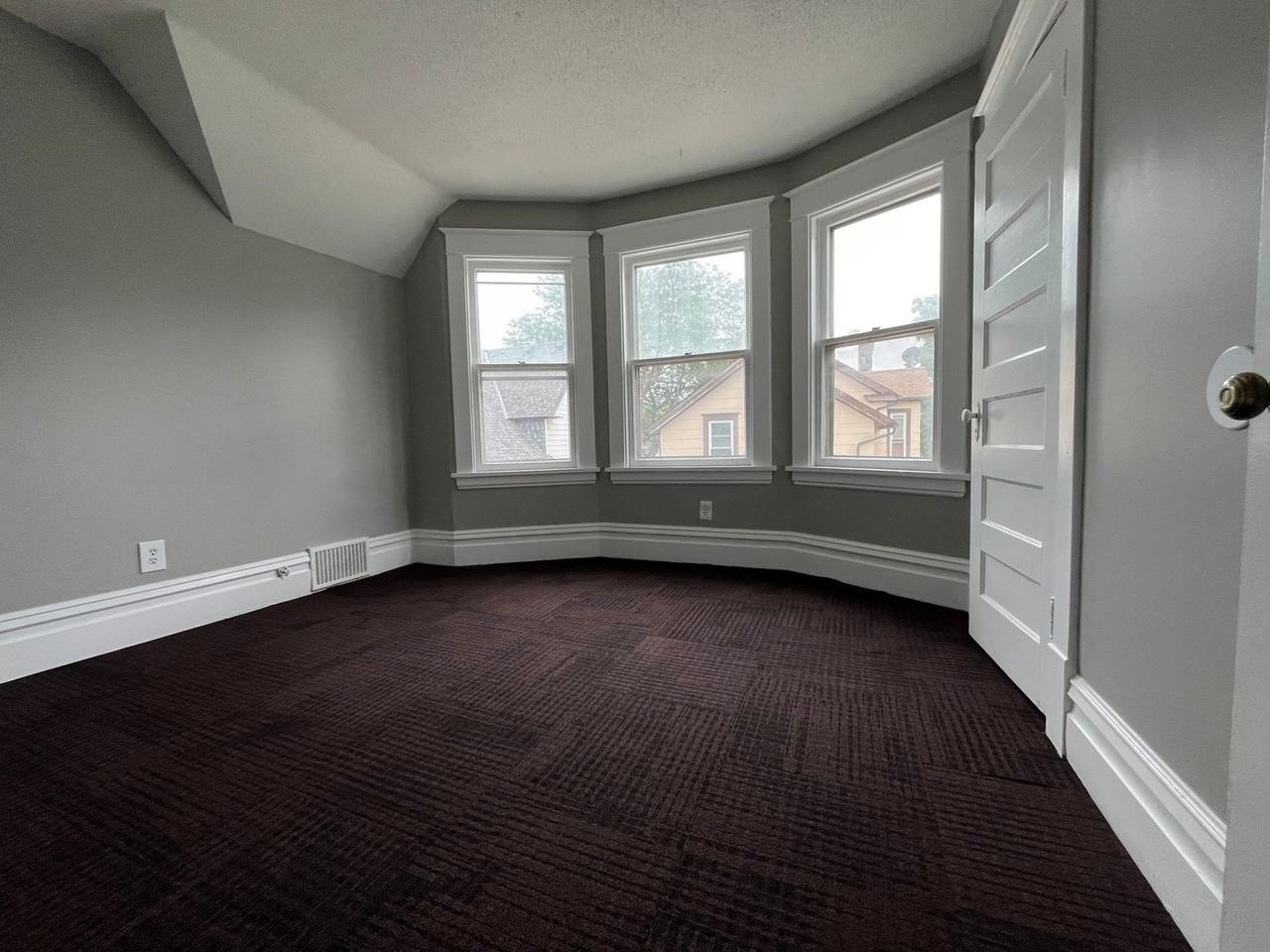 444 Clinton Ave - Photo 5 of 9
