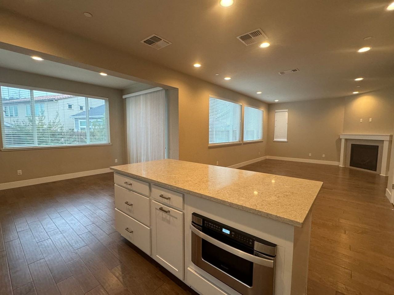 1845 Palisades Dr - Photo 4 of 30