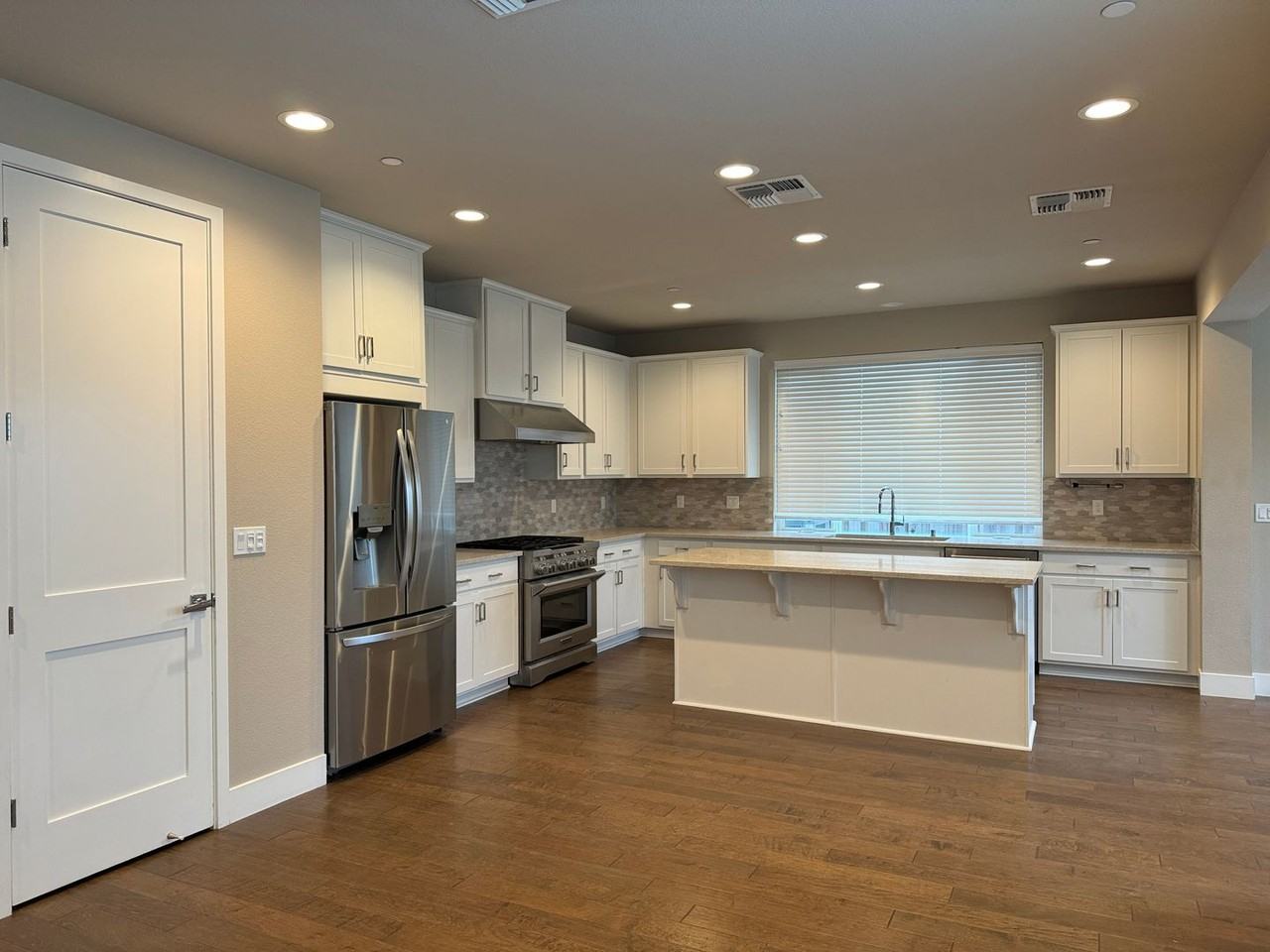 1845 Palisades Dr - Photo 7 of 30