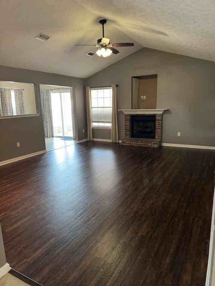 2305 Minnesota Ave - Photo 2 of 12