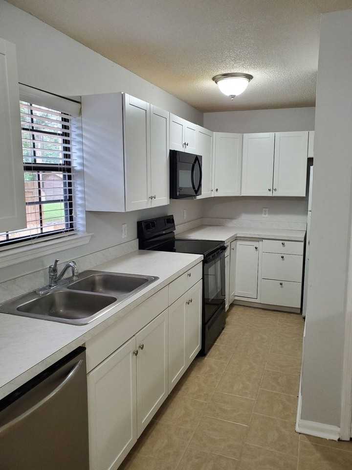 104 Holcomb St - Photo 6 of 23