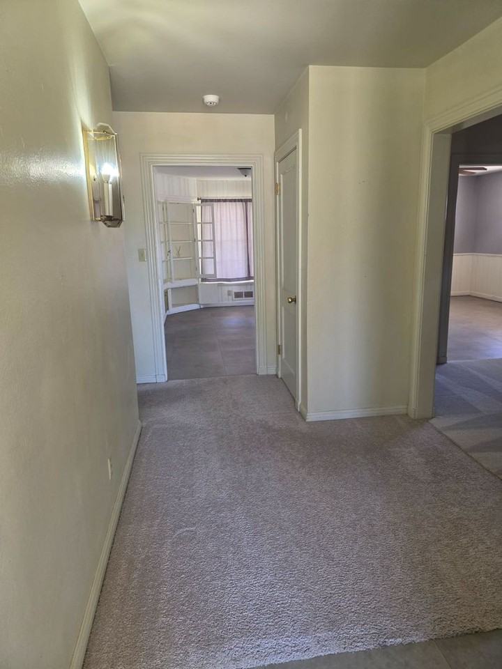 1107 S Yates St - Photo 3 of 22