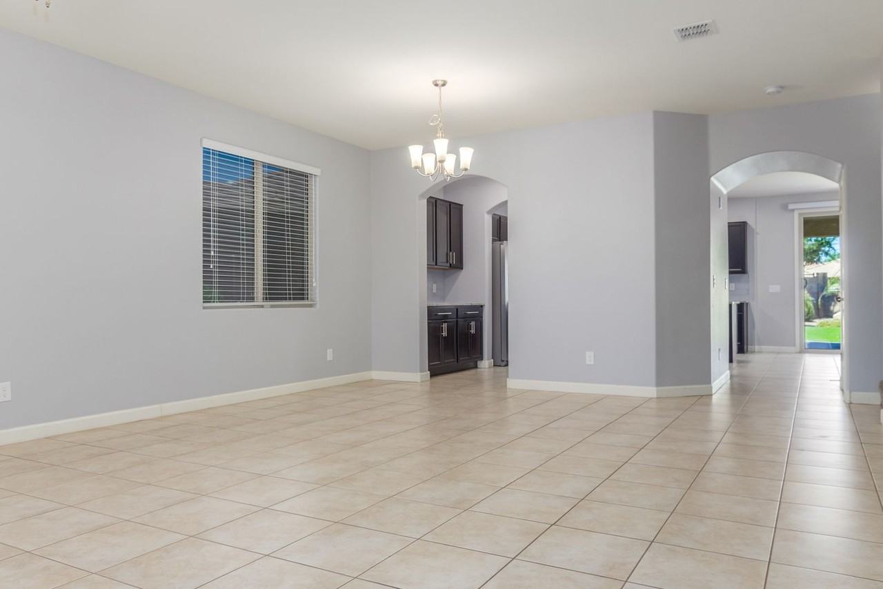 17186 W Lisbon Ln - Photo 4 of 44