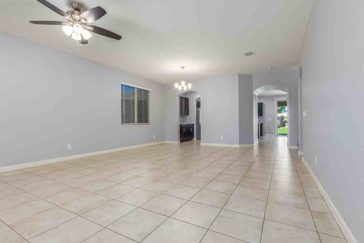 17186 W Lisbon Ln - Photo 5 of 44