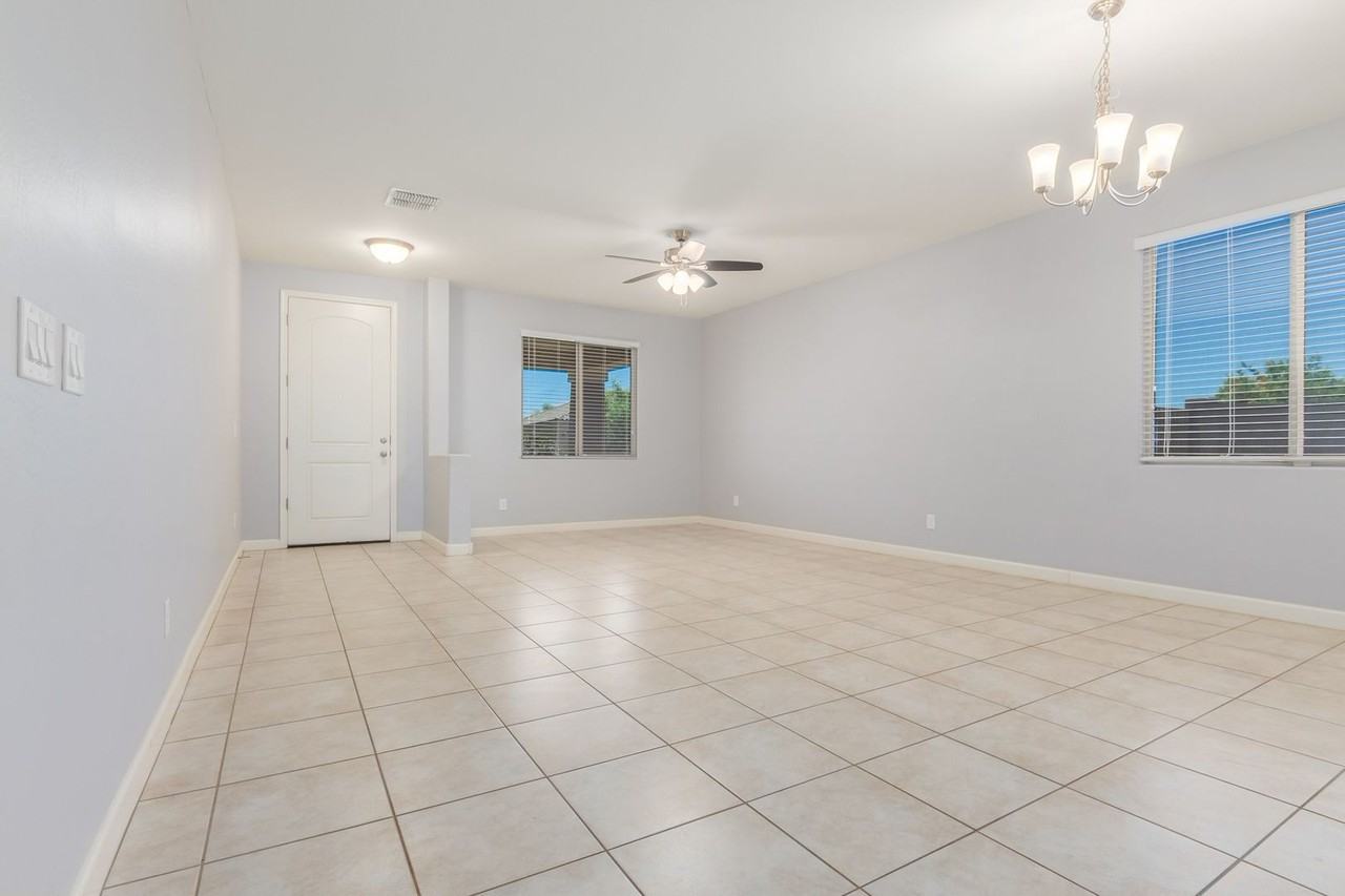 17186 W Lisbon Ln - Photo 6 of 44