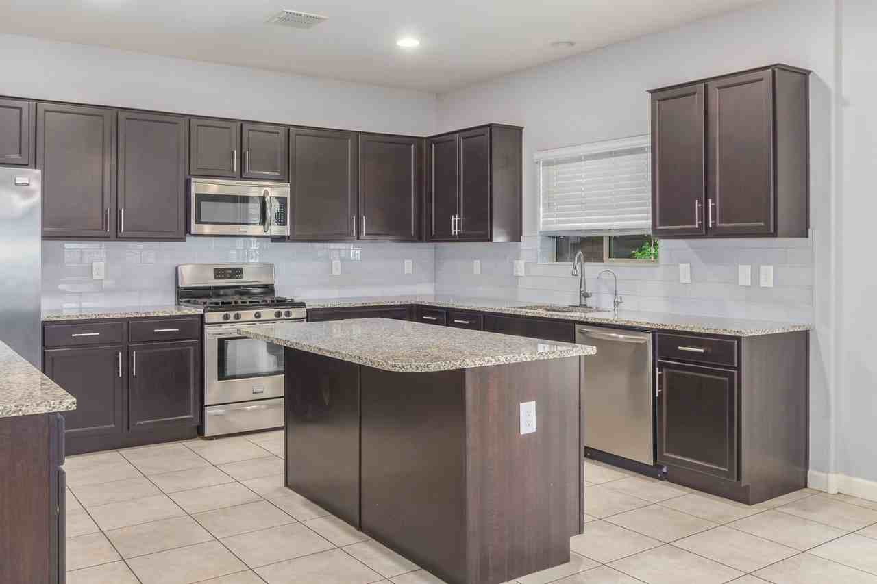 17186 W Lisbon Ln - Photo 7 of 44