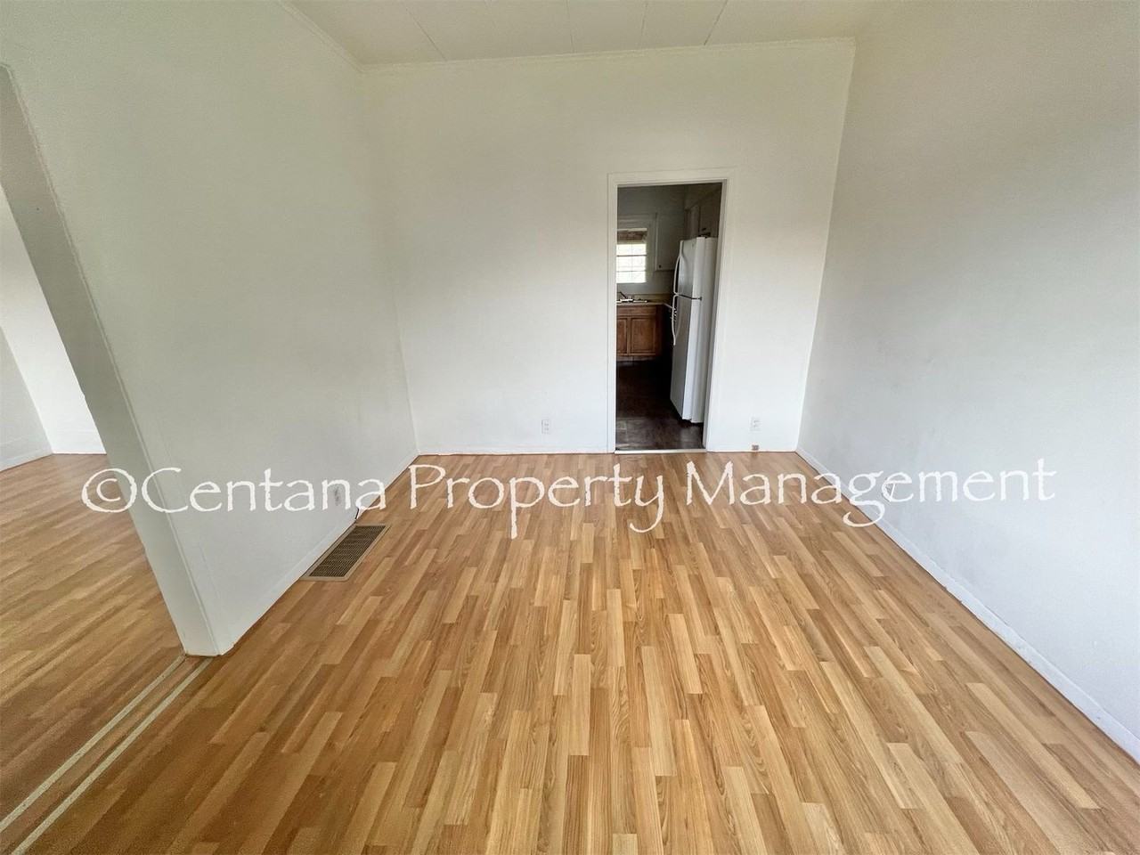 1021 E Commercial Ave - Photo 3 of 14