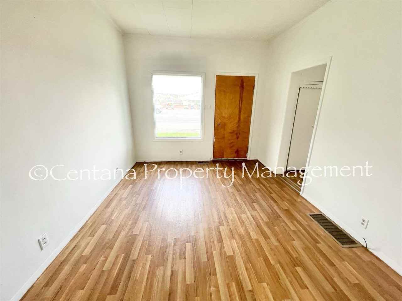 1021 E Commercial Ave - Photo 4 of 14