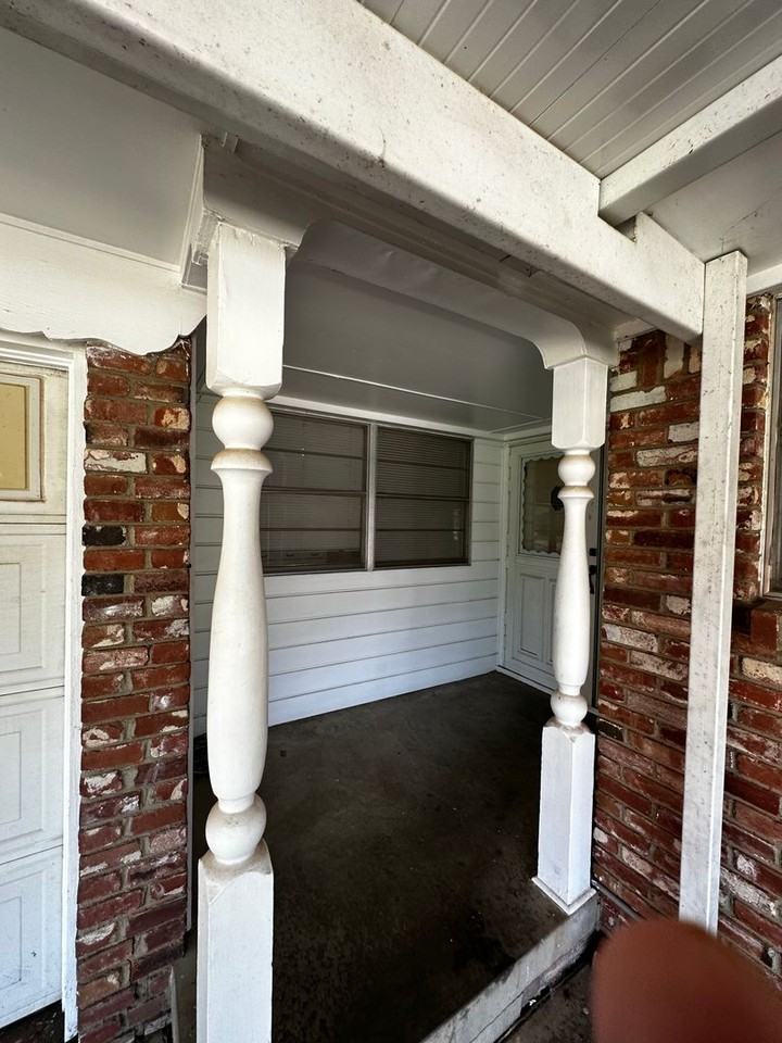 1317 Sw 68th St - Photo 4 of 39