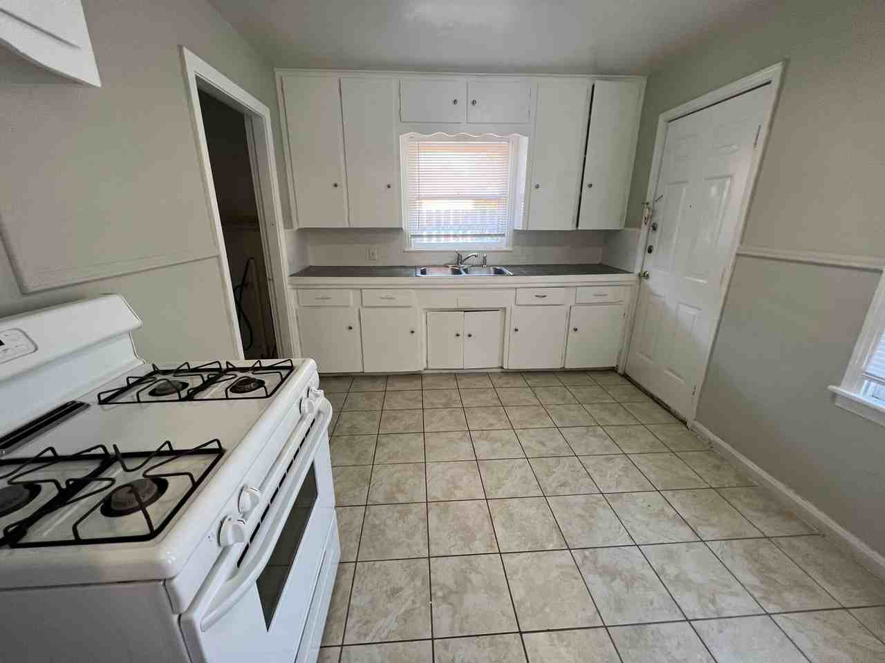 222 Ruslee St - Photo 4 of 11