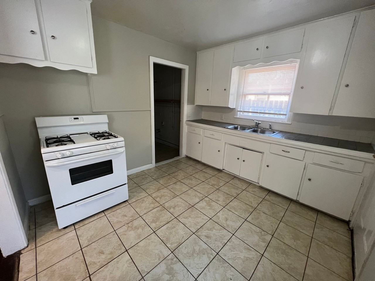 222 Ruslee St - Photo 5 of 11