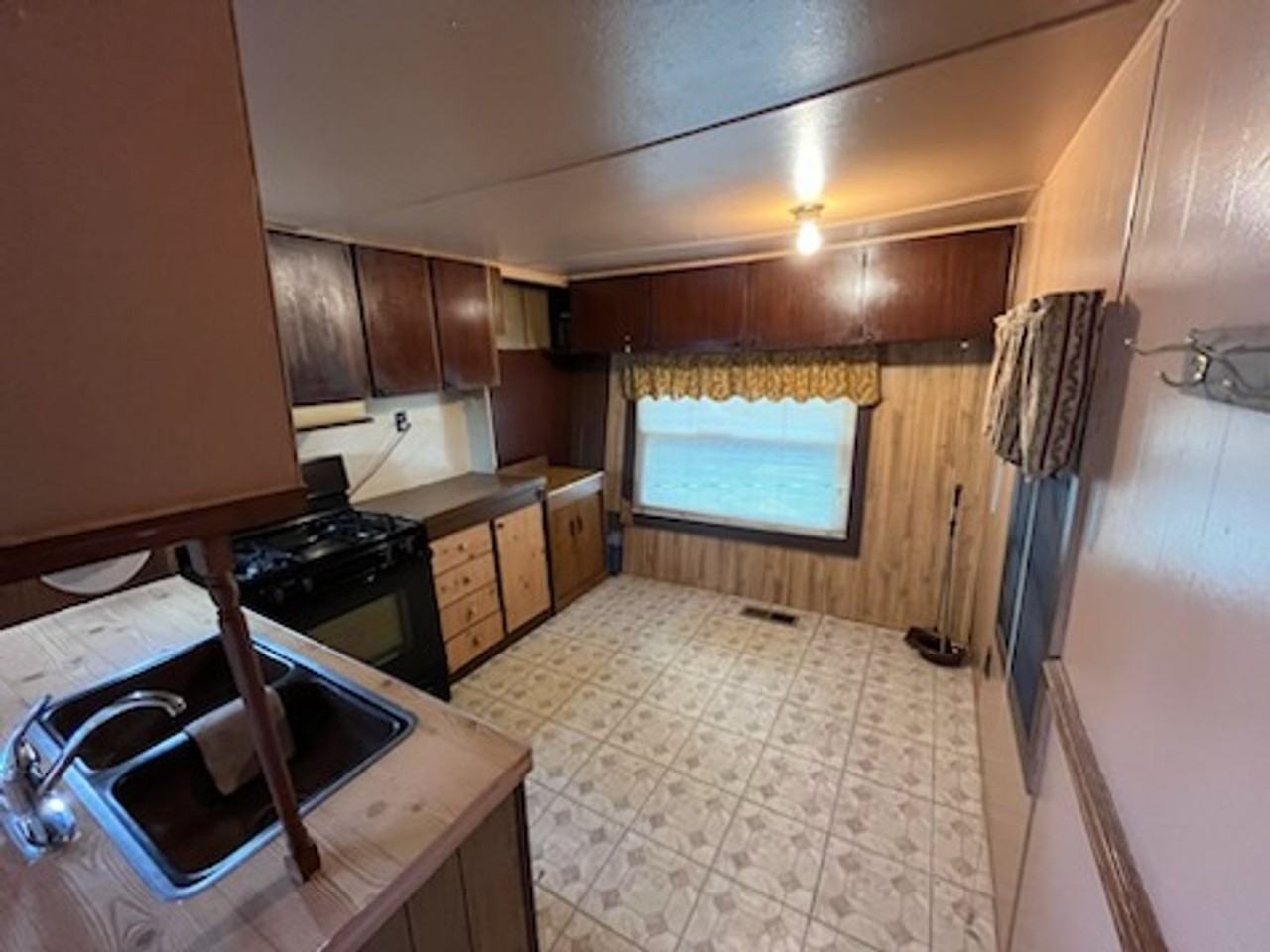 2322 Morris Ave Ne - Photo 3 of 7