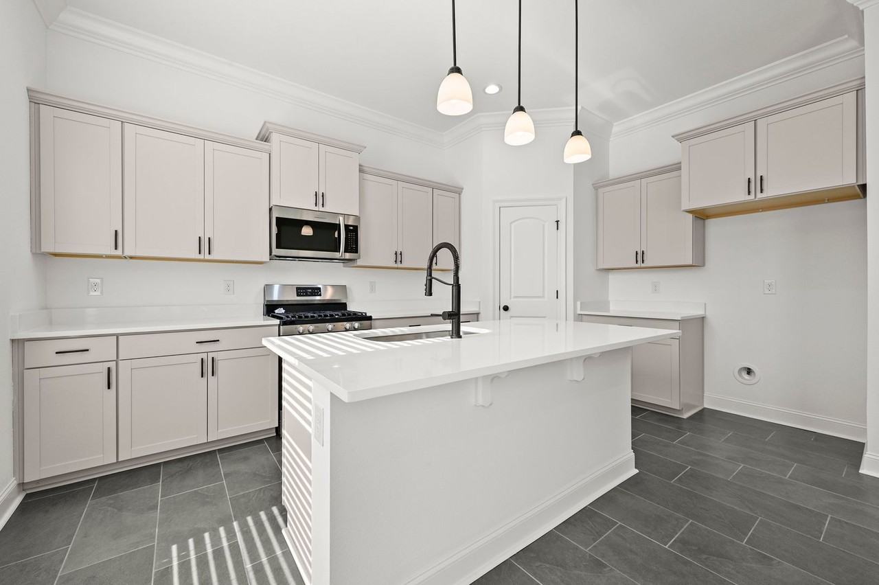 38405 Parliament Dr - Photo 5 of 20
