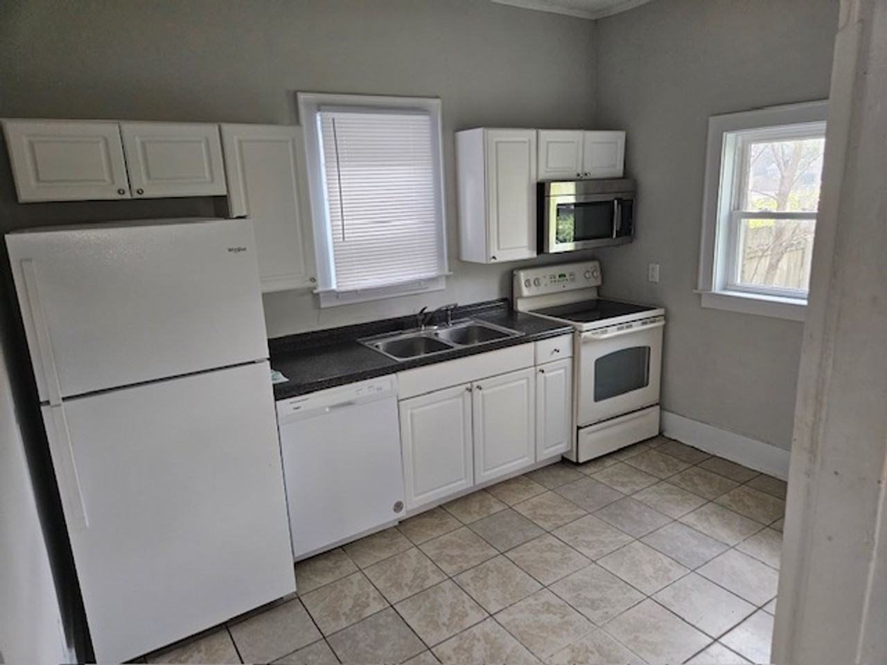 718 Queen St - Photo 4 of 21
