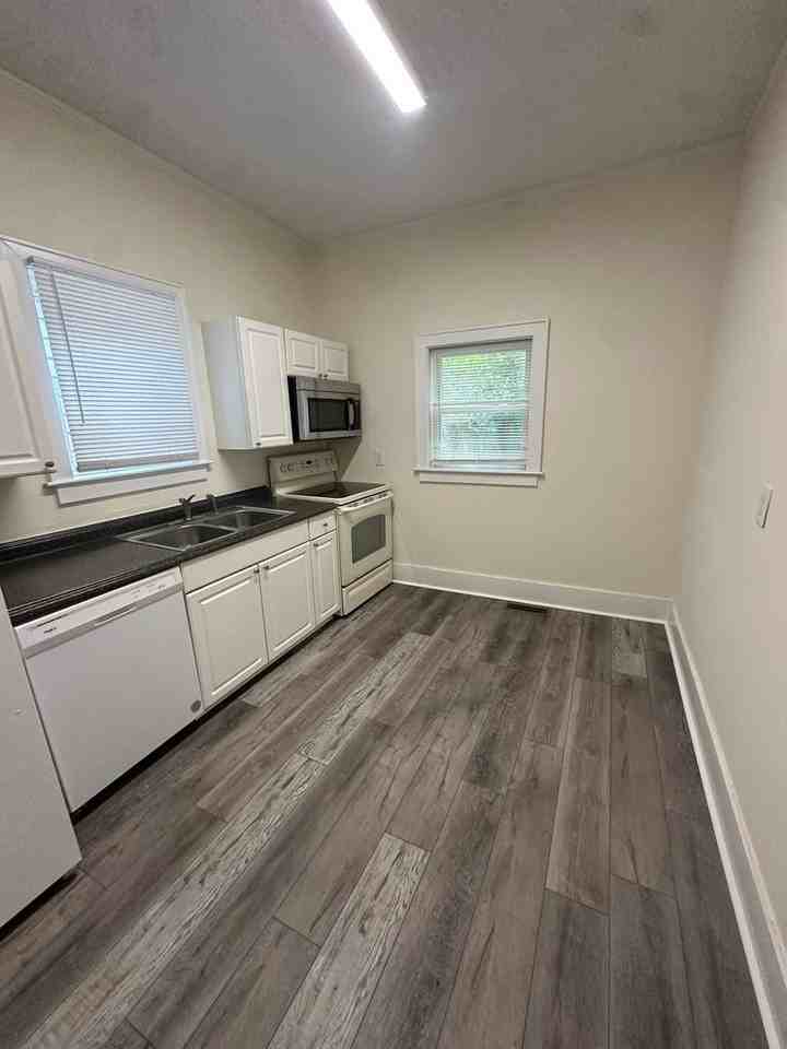 718 Queen St - Photo 6 of 21