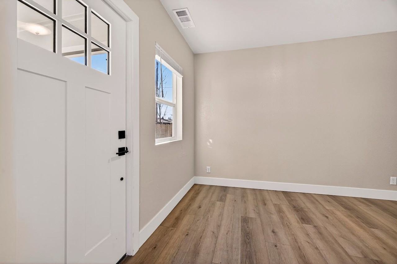 1128 W 5th St - Photo 2 of 17