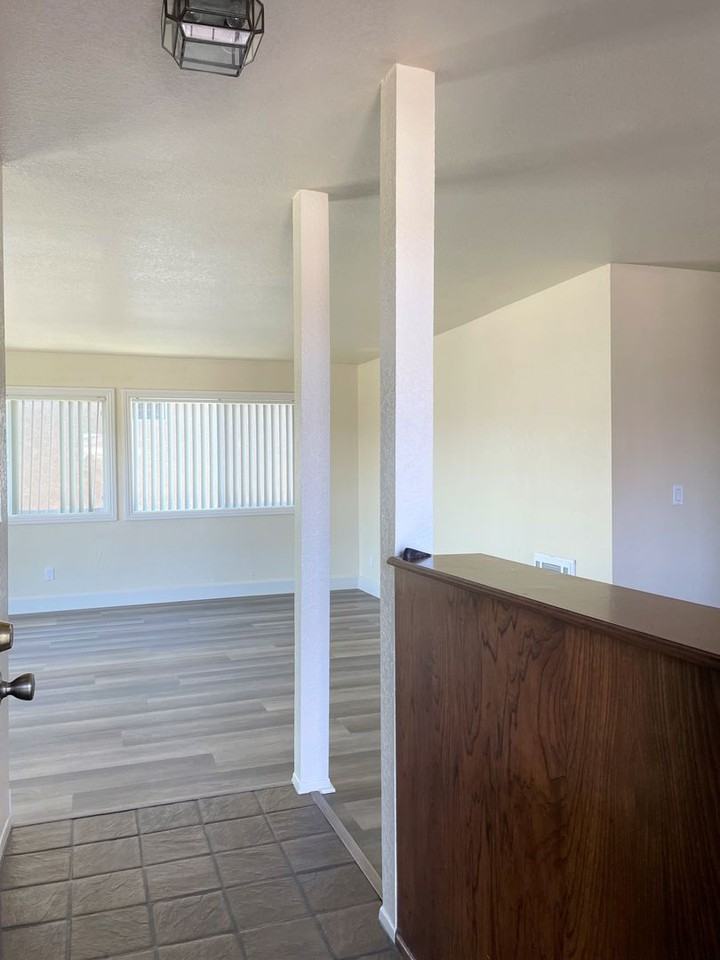 1042 W 9th St - Photo 6 of 43