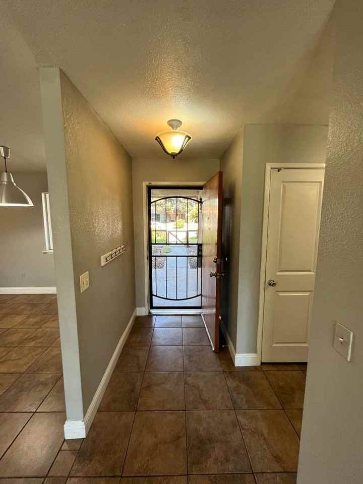 4907 W Howard Ave - Photo 3 of 24