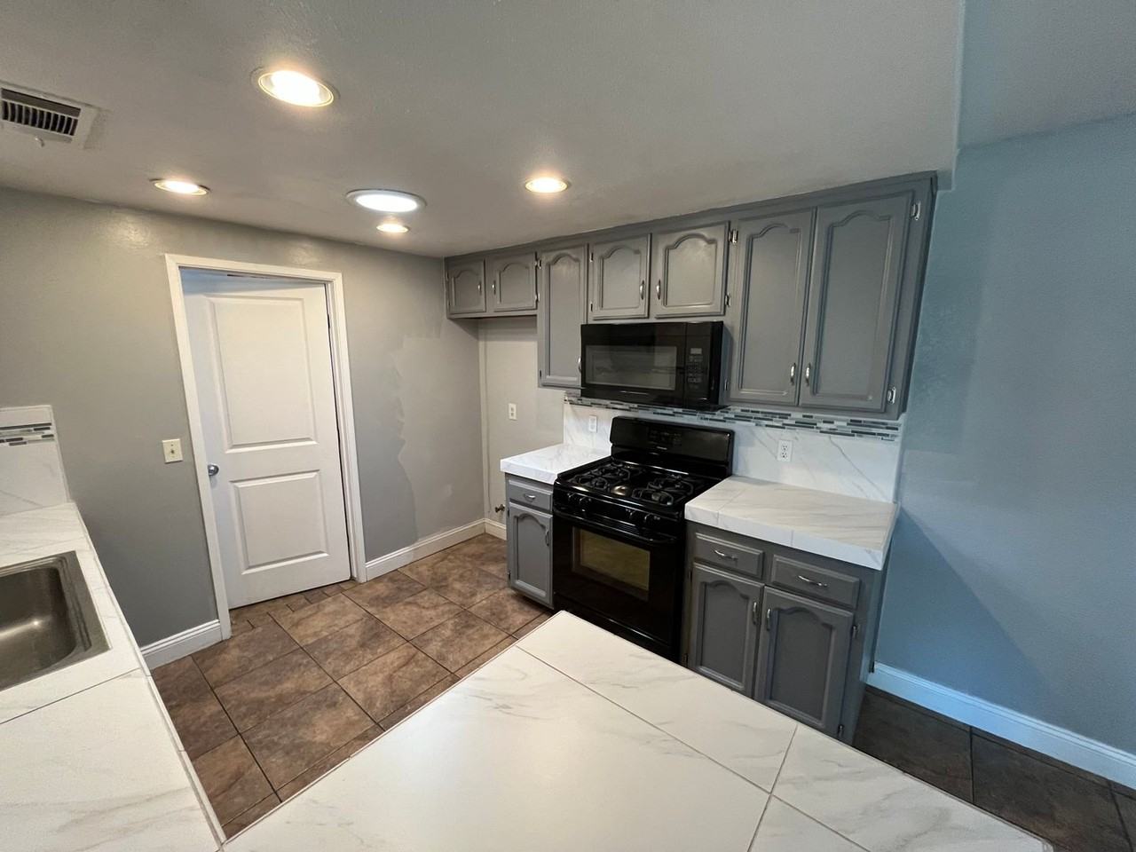 4907 W Howard Ave - Photo 6 of 24