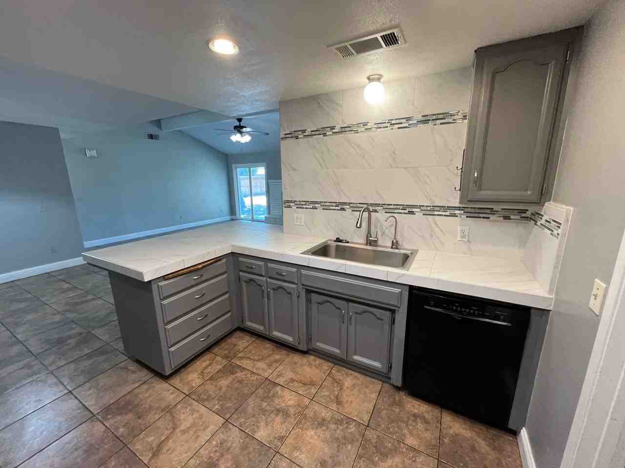 4907 W Howard Ave - Photo 7 of 24