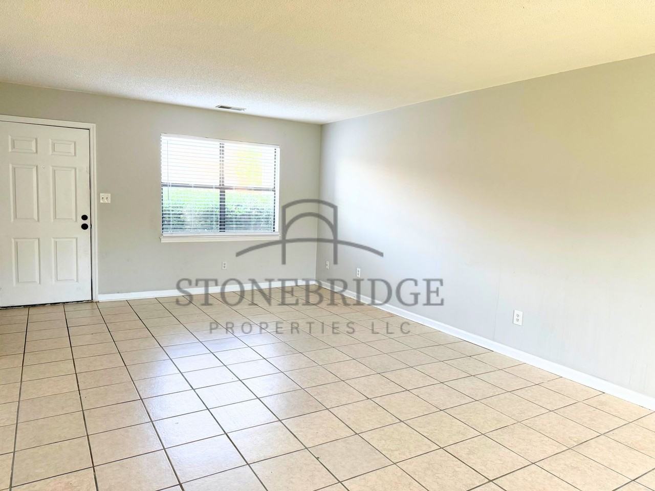 302 Hillsboro Ln - Photo 3 of 10