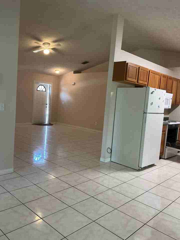 2242 Se Master Ave - Photo 2 of 15
