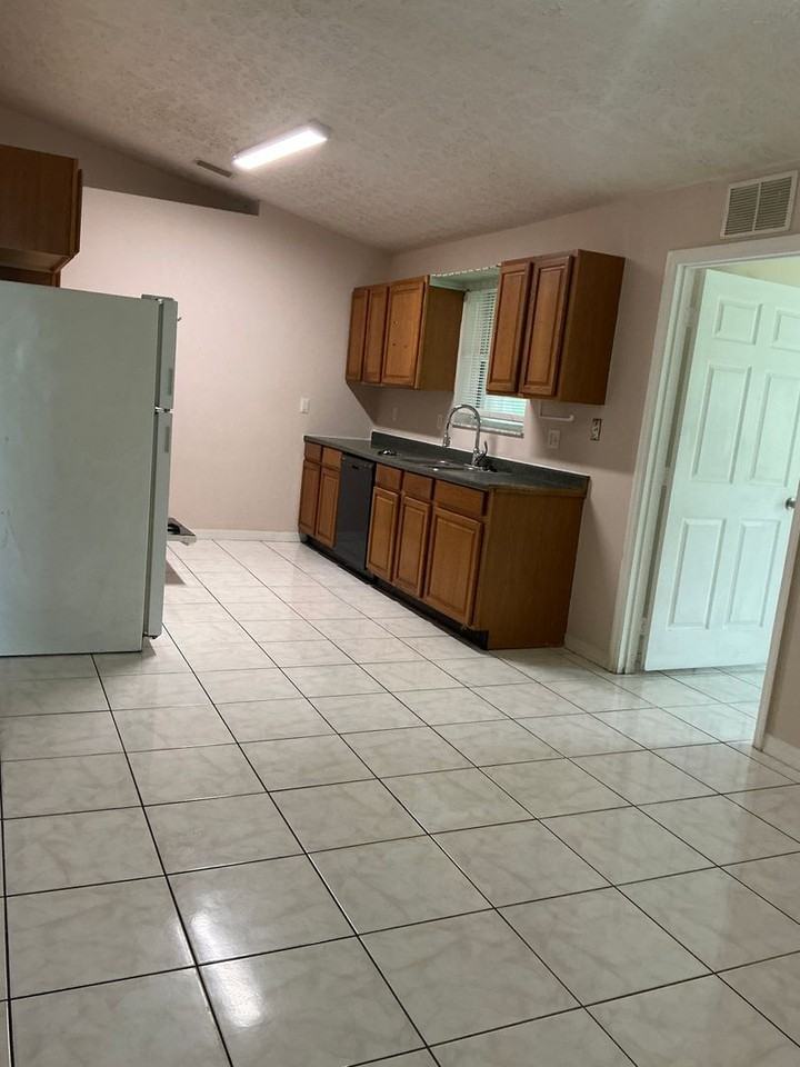 2242 Se Master Ave - Photo 3 of 15
